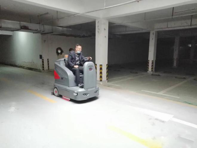 梅州小区物业保洁不用人力改用驾驶式洗地机了